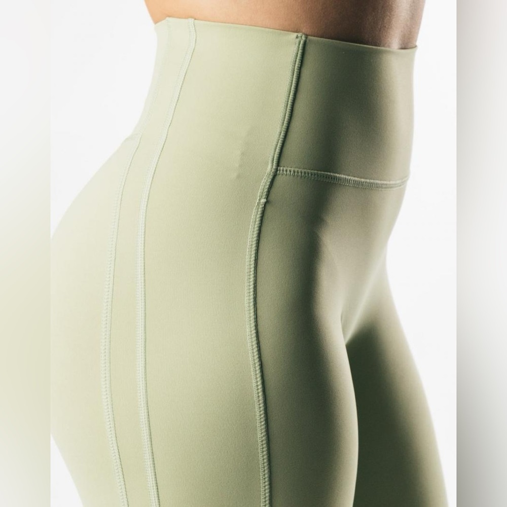 Alphalete Pulse Kinetic legging in colour matcha - buttery soft fabric, size xs